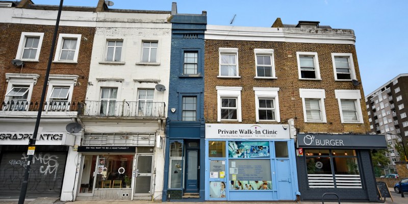 Продават на половин цена най-тясната къща в Лондон