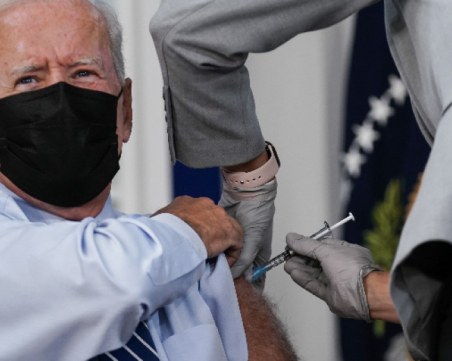 Байдън се ваксинира с трета доза срещу COVID-19 в пряк тв ефир