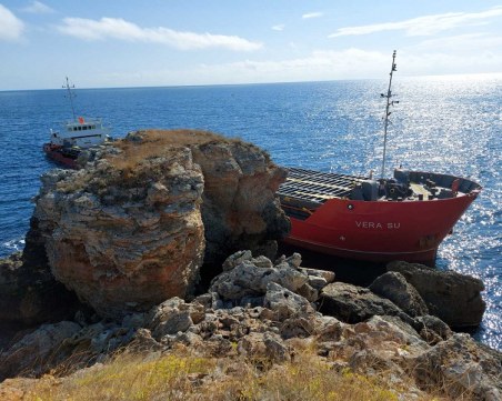 Има замърсяване на водата около заседналия кораб край Камен бряг
