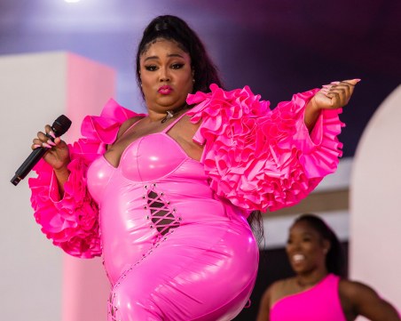 Певицата Лизо скандализира с атрактивен латексов костюм