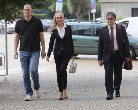 Поп фолк певицата Луна официално е кандидат за президент