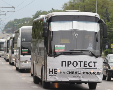 Превозвачите на среща със социалният министър! Решават дали ще има протест утре