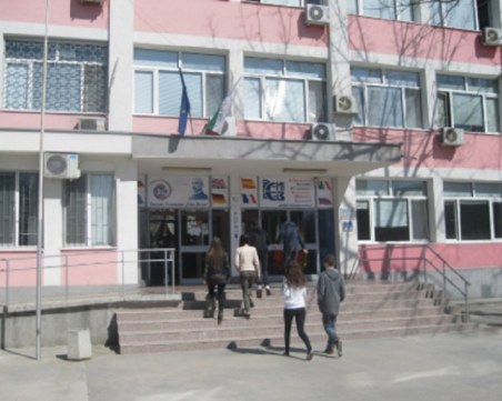 Строителството на физкултурния салон на Руската гимназия все по-трудно, може да прекратят поръчката