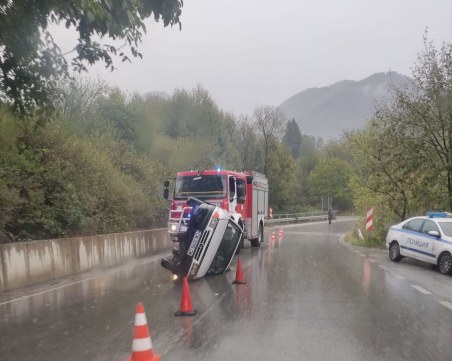Кола се преобърна край Смолян, има затиснат човек
