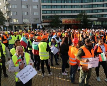 Още един бранш обяви протест, стотици строители излизат пред Министерския съвет