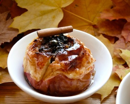 Печени ябълки с гранола и сироп от порто