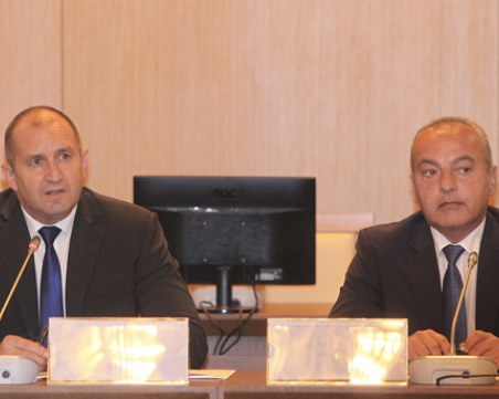 Президентът Радев и министър Гълъб Донев идват утре в Пловдив за форум в Панаира