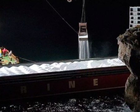 Спря операцията по разтоварването на заседналия кораб, има замърсяване на Черно море