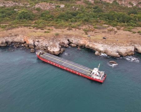 Транспортният министър: Безумие е заседналия кораб да бъде изтеглян един месец