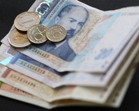 Увеличават минималната работна заплата