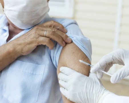 Защо има починали сред ваксинираните? Здравното министерство с данни за ефективността