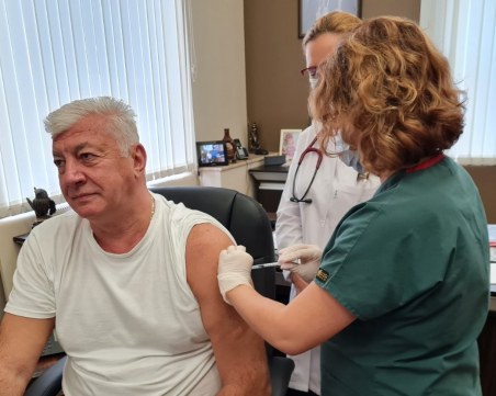 Здравко Димитров се ваксинира и призова: Направете го и вие!