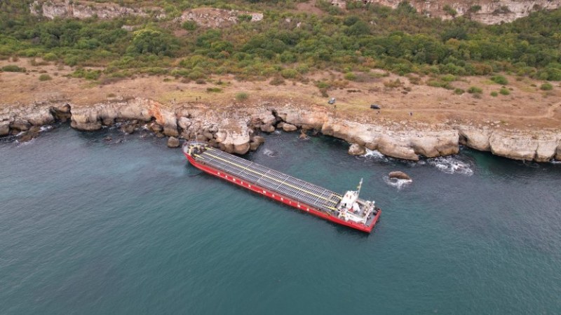 Транспортният министър: Безумие е заседналия кораб да бъде изтеглян един месец