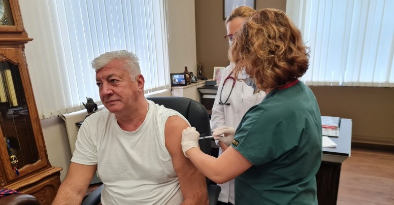 Здравко Димитров се ваксинира и призова: Направете го и вие!