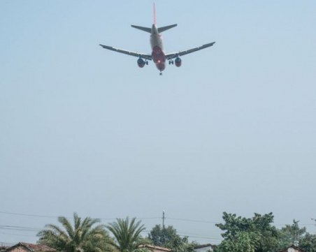 Авиокомпания уволнява близо 600 неваксинирани свои служители