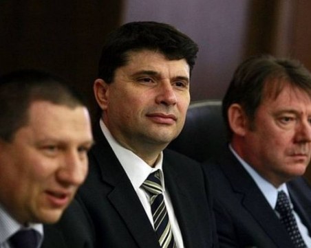 Уволняват шефа на подслушването