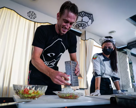 Звездата на Sofia Open Джон Милман се научи да приготвя любимата си шопска салата