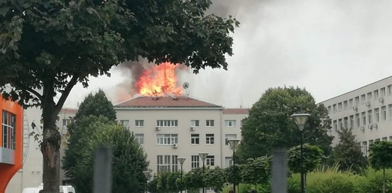 Голям пожар гори в сградата на Медицинския универитет в Плевен