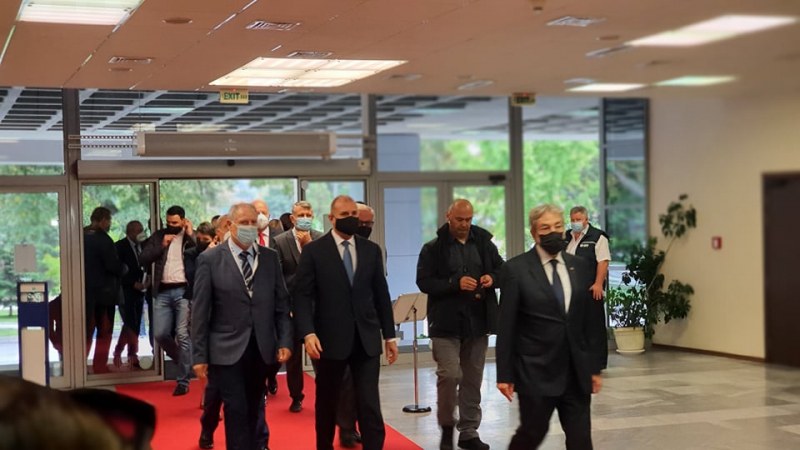 Президентът пристигна в Пловдив, откри форум в Панаира