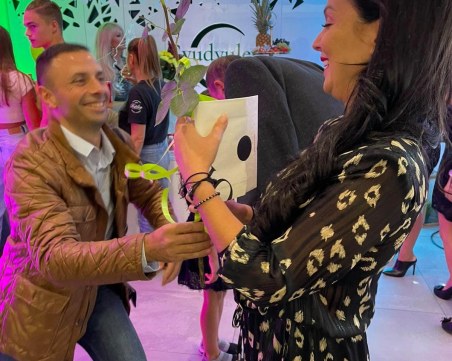 Холивудско парти за рождения ден на д-р Лили Гюдюлева