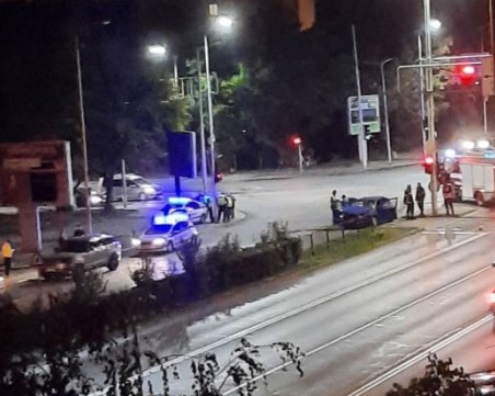 Катастрофа на пловдивски булевард късно снощи, кола е със смазана предница