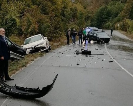 Тежка катастрофа с три коли блокира трафика на пътя Бургас - Малко Търново