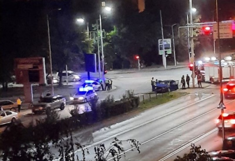 Катастрофа на пловдивски булевард късно снощи, кола е със смазана предница