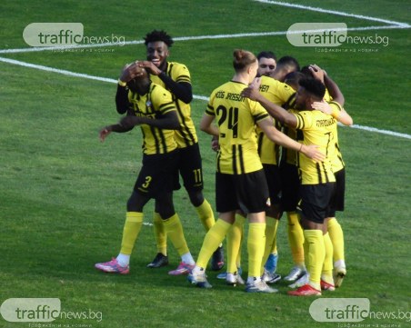Ботев продължава без грешка като домакин и отново излезе на върха