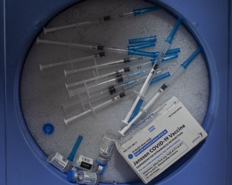 ЕМА: Има случаи на кръвни съсиреци след ваксината на 