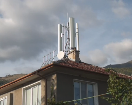 Как и защо 5G станция се озова на покрива на къща в Карлово?