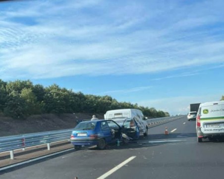 Кола и бус се удариха в изпреварващата лента на АМ 
