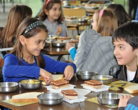 Масови проверки: С какво хранят децата в училищните столове?