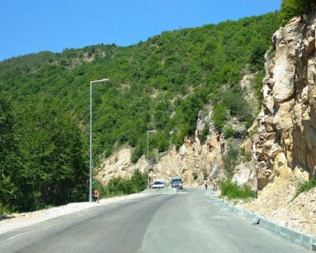 Пуснато е движението по пътя за Кръстова гора