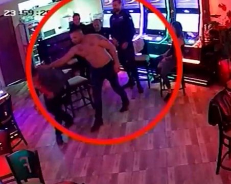 Цяло село бива тормозено от Венци Боксьора, който бие и унижава хората от дълго време