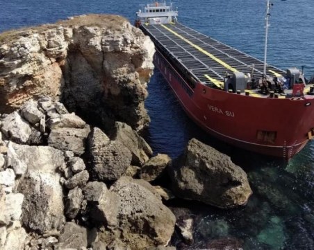 Все още не се налага евакуация на екипажа на заседналия кораб край Камен бряг