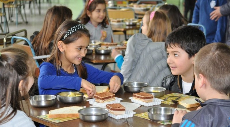 Масови проверки: С какво хранят децата в училищните столове?