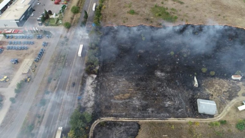 Пожар край летище Стара Загора! Огънят обхвана АМ 