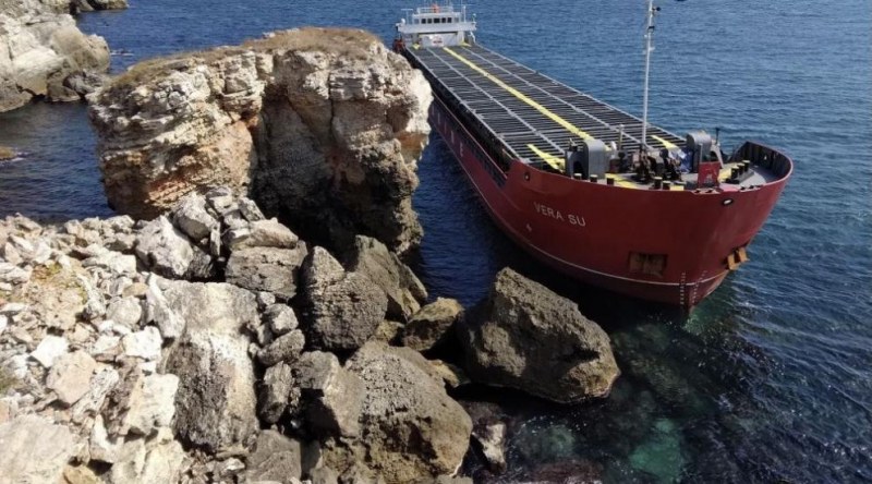 Все още не се налага евакуация на екипажа на заседналия кораб край Камен бряг