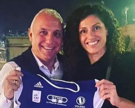 Ева Янева подари екип с номер 8 на Стоичков