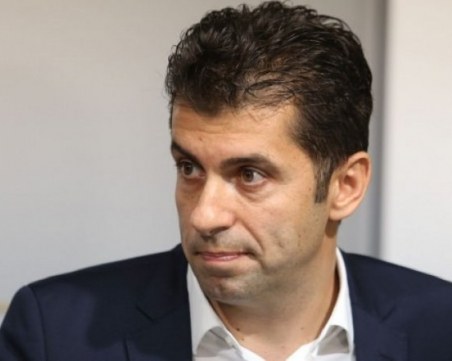 Кирил Петков представя документ, че не е канадски гражданин пред Конституционния съд