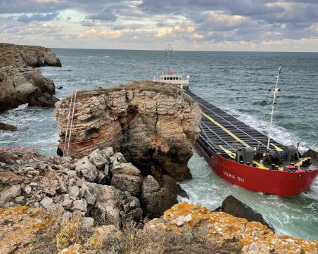 Евродепутати правят оглед на заседналия кораб, Сачева: Виждаме, че почва да потъва