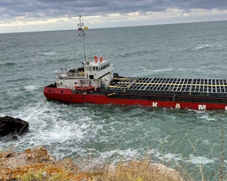 На всеки час взимат проби от авариралия кораб 