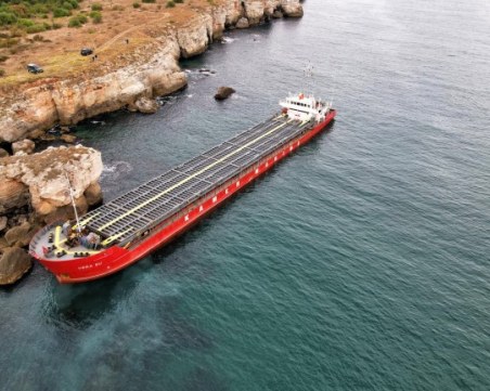 Продължава източването на гориво от кораба 