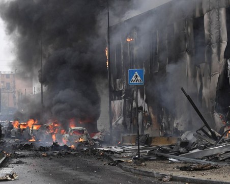 Самолет се разби в сграда в Милано и погуби осем души