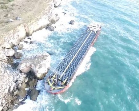 В радиус от 1 миля около заседналия кораб не е открито замърсяване на водата