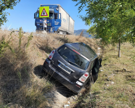 Катастрофа с тир край Враца затрудни движението, жена и детето ѝ са с леки наранявания