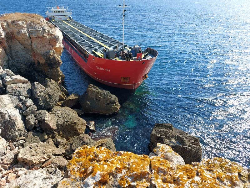 Заседналият кораб край Камен бряг потъва, екипажът отказва да се евакуира