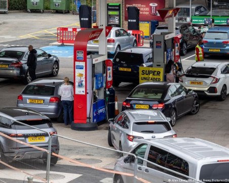 Британската армия се включва в зареждането на бензиностанциите на острова