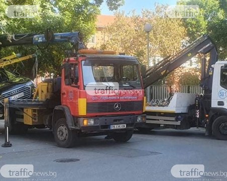 Два паяка се борят с лъскава А8-ца в Пловдив, за малко да я изтърват