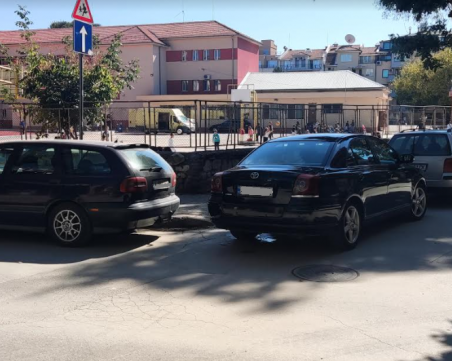 Шофьори пренебрегват правилника, а и всички рискове с нагло паркиране в Пловдив